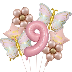 Dettaglio del kit di palloncini numero 9 rosa, farfalla e margherita per feste di compleanno