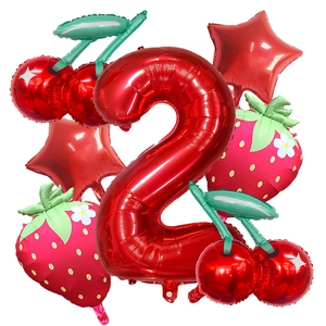 Détail de ballons rouge chiffre 2 avec formes de fraise et cerise pour déco de fête