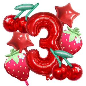 Détail du ballon rouge numéro 3 avec formes fraise et cerise pour décor anniversaire
