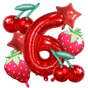 Détail de ballons en aluminium avec chiffre 6, fraises mates, cerises et étoiles rouges