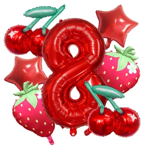 Détail de ballon chiffre 8 rouge avec formes fraise et cerise pour décor de fête