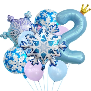 Detail van bevroren thema nummer 2 folieballon met gouden kroon en sneeuwvlok decoraties