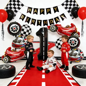 Raceauto set voor 1e verjaardag met geruite vlaggen, rode ballonnen en een cijfer 1