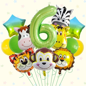 Dettaglio set 6° compleanno giungla con numero 6 verde e palloncini animali in foil