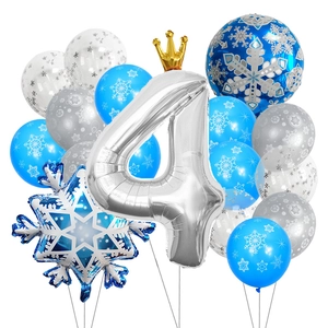 Dettaglio del palloncino argento numero 4 e dei fiocchi di neve blu per decorazione