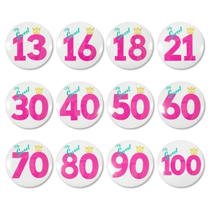 Détail de 12 badges d'anniversaire en fer-blanc avec chiffres d'âge et motifs de couronne