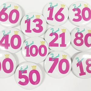 Vue à plat de badges d'anniversaire roses avec motif couronne de 13 à 100 ans