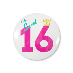 Gros plan d'un badge d'anniversaire My Sweet 16 de 58 mm avec chiffres roses et couronne
