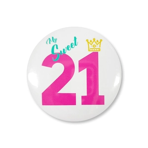 Détail d'un badge d'anniversaire de 58 mm avec design My Sweet 21 et petite couronne