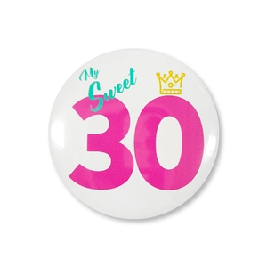 Détail d'un badge d'anniversaire My Sweet 30 de 58mm avec finition rose et couronne