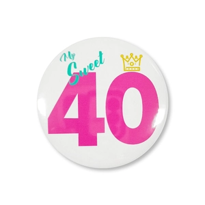 Détail du badge d'anniversaire My Sweet 40 avec numéro rose et couronne jaune