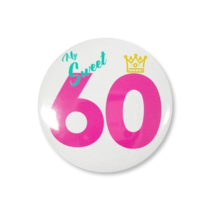 Détail d'un badge pour 60ème anniversaire avec l'inscription Sweet 60 et une couronne