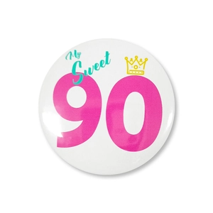 Détail d'un badge d'anniversaire en fer-blanc de 58mm avec 90 rose et couronne