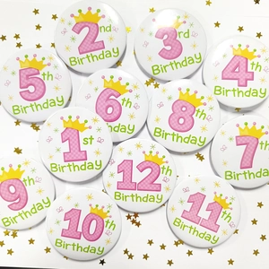 Lot de 12 badges d'anniversaire avec chiffres roses 1-12 et couronnes dorées