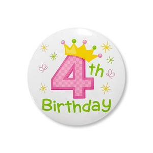 Détail d'un badge 4ème anniversaire avec numéro 4 à carreaux roses et couronne dorée