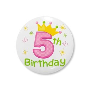 Détail d'un badge d'anniversaire 5 ans en fer-blanc avec chiffre 5 rose et couronne