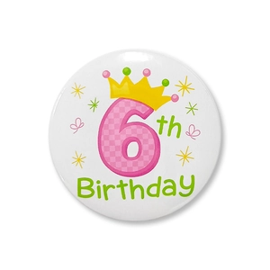 Détail du badge d'anniversaire 6 ans en fer-blanc avec chiffre rose et couronne jaune