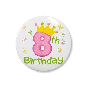Détail d'un badge d'anniversaire de 58mm montrant un chiffre 8 rose avec couronne