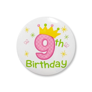 Détail d'un badge 58mm pour 9ème anniversaire avec chiffre rose et motif couronne