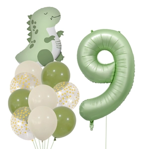 Détail de l'ensemble ballon dinosaure vert et ballon chiffre 9 pour anniversaire de garçon