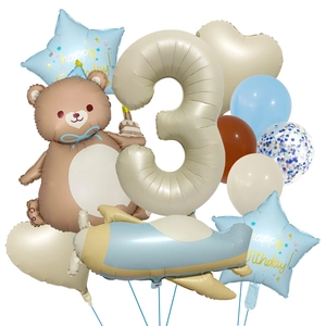 Detalle del set de globos de 3er cumpleaños con oso, avión y estrellas doradas