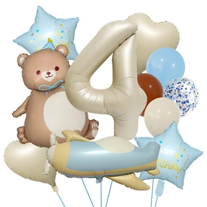 Detalle del set de globos para 4 cumpleaños con oso, avión y globo de número 4 crema
