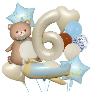 Detalle del set de globos para 6º cumpleaños con osos mate, aviones y estrellas