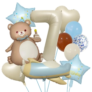 Detalle del set de globos mate con oso marrón, avión azul y formas de corazón color crema
