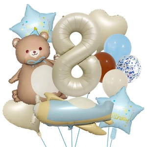 Detalle del set de globos para 8º cumpleaños con oso pardo, avión azul y número 8 beige