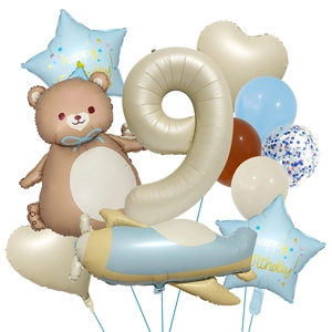 Detalle del kit de 9º cumpleaños con oso mate, avión azul y globos de estrella azul