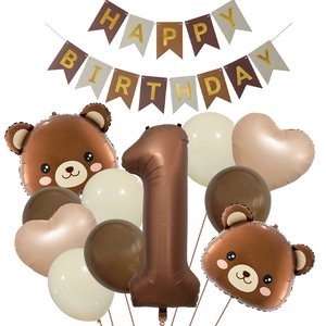 Detalle del set de cumpleaños de oso con globo marrón número 1 y globos de corazón