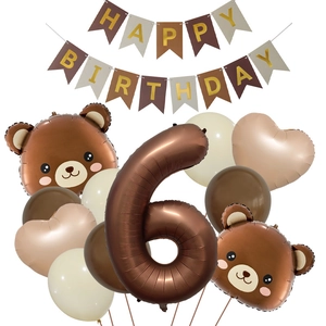 Detalle de globos de osito crema y marrón con pancarta dorada de Happy Birthday