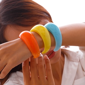 Lot de trois bracelets joncs larges en résine colorée orange, jaune et bleu