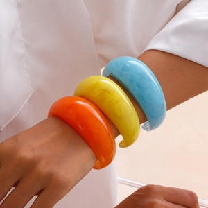 Lot de trois bracelets larges minimalistes en résine de couleurs orange, jaune et bleu ciel