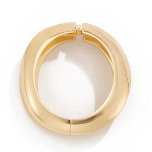 Minimalistischer goldener breiter Federarmreif mit glatt polierter Oberfläche