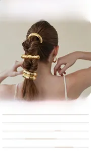 Détail de barrettes dorées élégantes et bijoux sur un modèle aux cheveux longs ondulés