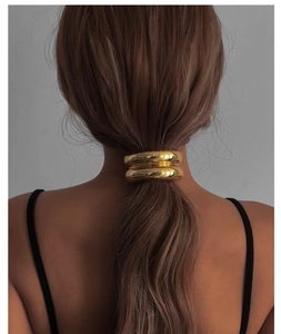 Manchette à cheveux en métal doré brillant avec design à double anneau sur modèle