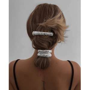 Barrettes à cheveux argentées texture lave sur cheveux de femme style minimaliste