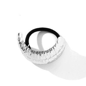 Élastique à cheveux minimaliste avec métal martelé argenté et cordon noir