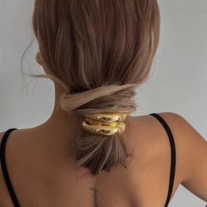 Élastique à cheveux double boucle en alliage doré poli pour une queue de cheval élégante