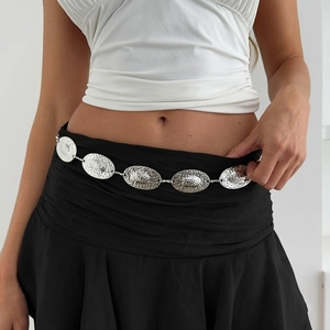 Chaîne de taille argentée avec disques ovales martelés pour femme au style hip-hop chic