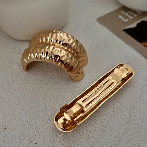 Polished gold metal hair clip set featuring textured wave design and spring alligator clip