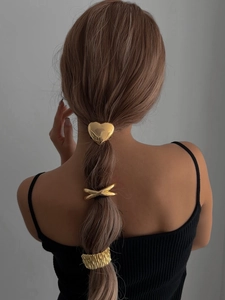 Vue détaillée du set d'accessoires de cheveux dorés plissés sur queue de cheval basse