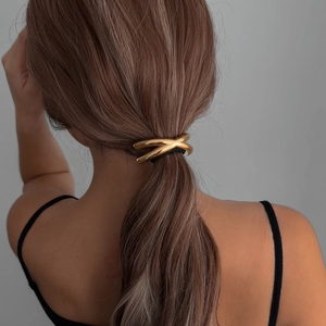 Bracelet de queue de cheval en métal doré en forme de X avec élastique de luxe