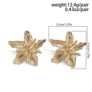 Detailed view of gold flower earrings with lava texture showing dimensions and weight