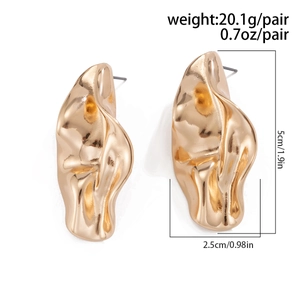 Details goldener unregelmäßiger Metallohrringe mit Größe 5cm x 2.5cm und Gewicht 20.1g