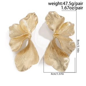 Detailansicht der goldfarbenen Blumenohrringe mit Maßen 8x4cm und Gewicht 47,5g pro Paar