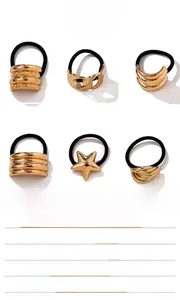Dettaglio macro di vari elastici per capelli minimalisti in lega color oro e argento