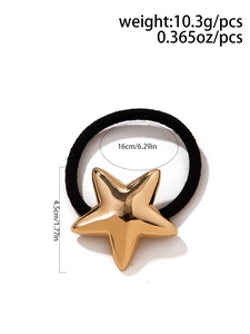 Dettaglio elastico per capelli con stella dorata e ornamento metallico da 4,5 cm
