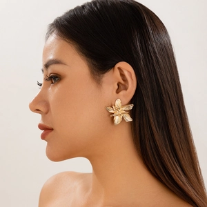 Minimalistische große goldene Blumenohrringe mit strukturierter Metalloberfläche